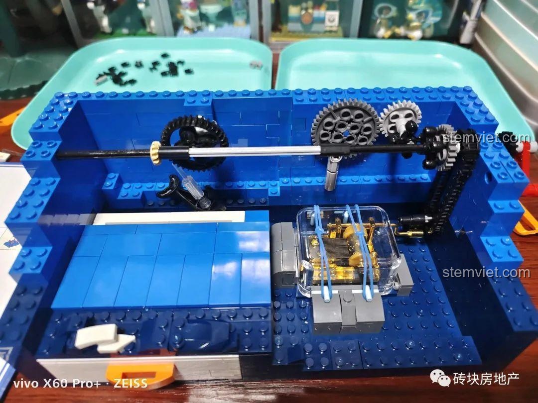 Lắp ráp bộ truyền động Technic và hộp nhạc vào khung của mô hình Hộp nhạc lướt sóng KAZI.