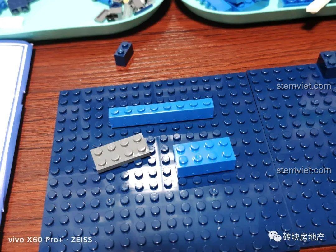 Chất lượng mảnh ghép của bộ lắp ráp Mô hình đàn piano sóng biển, có sự chênh lệch màu sắc nhẹ giữa các viên gạch.