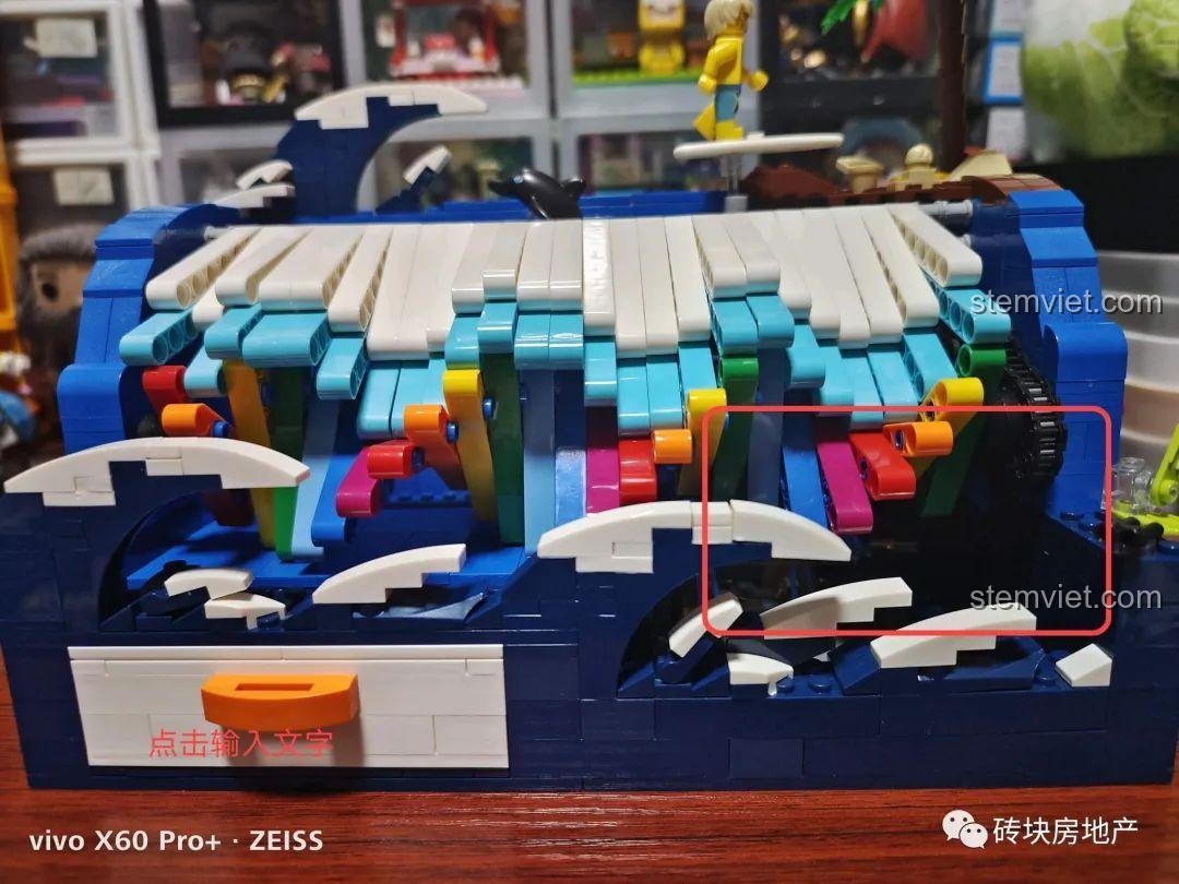 Cận cảnh hiệu ứng sóng vỗ nhiều màu sắc độc đáo của bộ xếp hình Đồ chơi hộp nhạc tự lắp ráp cho con gái.