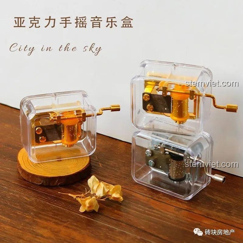 Cận cảnh hộp nhạc tay quay bằng acrylic trong suốt đi kèm trong bộ đồ chơi lắp ráp Hộp nhạc sóng biển KAZI.