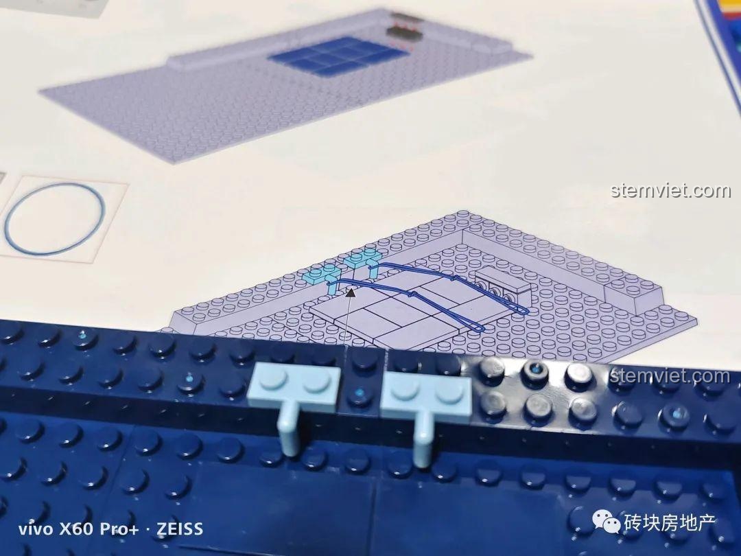 Hướng dẫn lắp ráp chi tiết bước gắn dây chun trong sách của bộ đồ chơi sáng tạo KAZI đáng tiền.