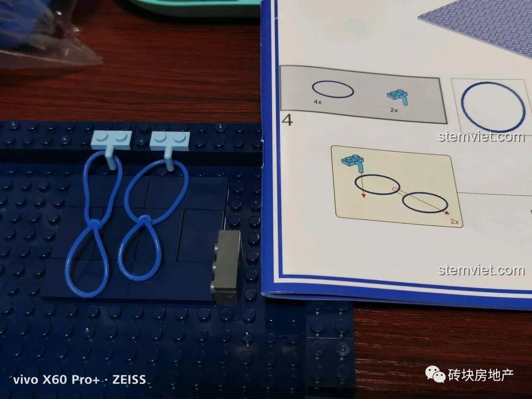 Lắp ráp thành công phần dây chun để cố định hộp nhạc trong bộ xếp hình Đồ chơi hộp nhạc tự lắp ráp.