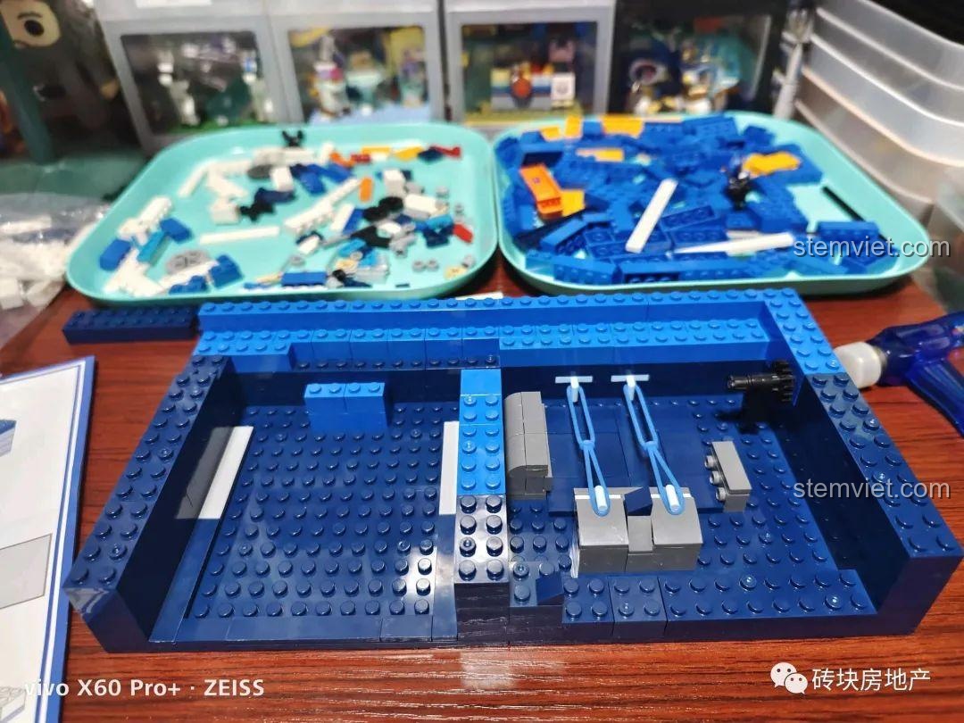 Quá trình lắp ráp phần khung đế của bộ lắp ráp Mô hình Mùa hè đuổi sóng cho bé 6 tuổi.