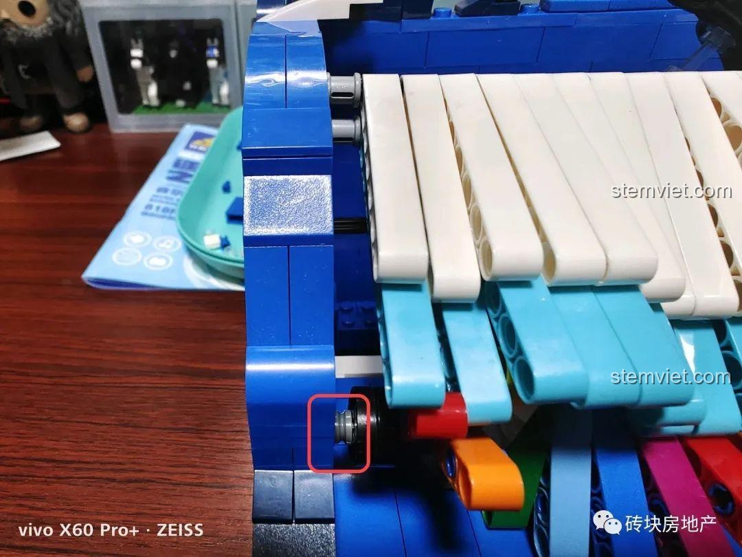 Chi tiết trục nối bị lỏng trong bộ lắp ráp Hộp nhạc lướt sóng KAZI xịn giá rẻ cần được gia cố.