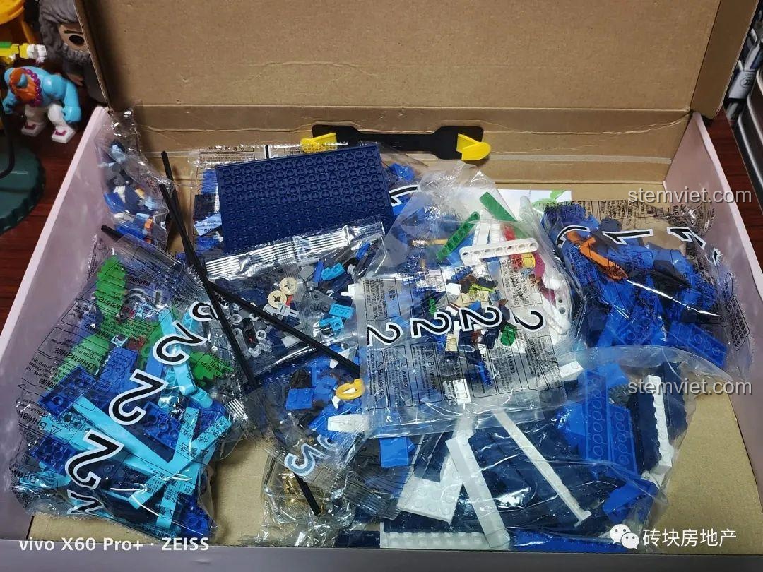 Các túi mảnh ghép của bộ Hộp nhạc lướt sóng KAZI được đánh số thứ tự để tiện cho quá trình lắp ráp.