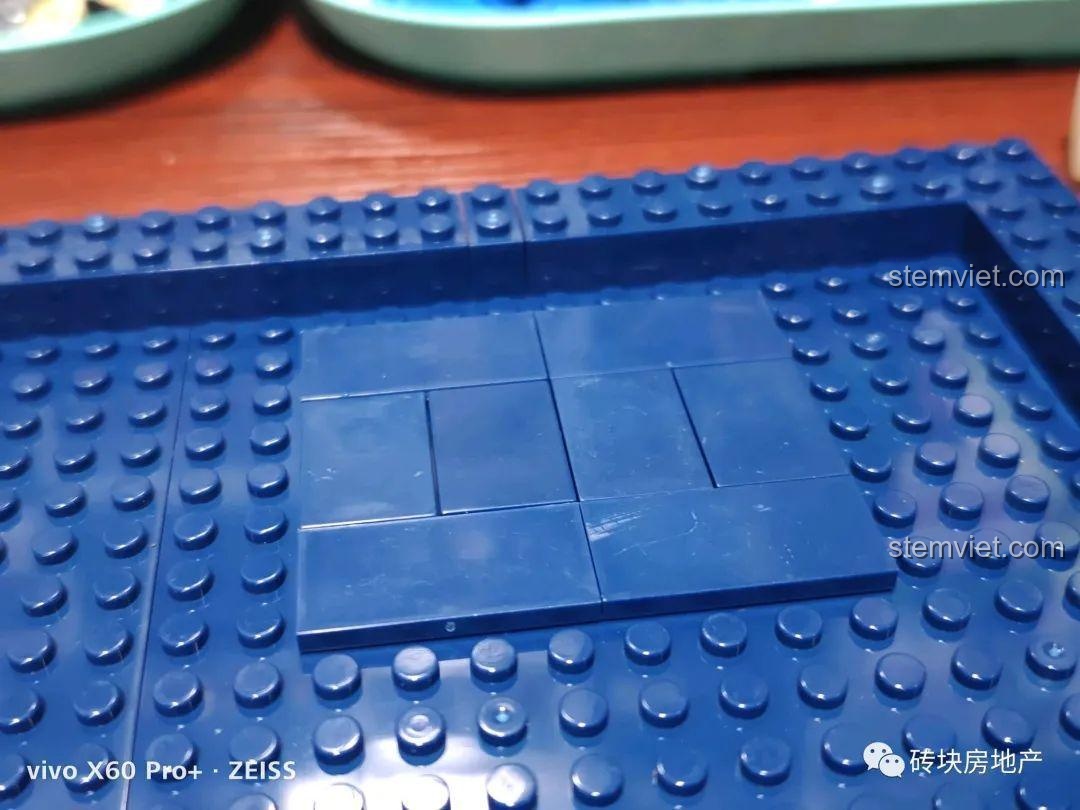 So sánh màu sắc giữa sách hướng dẫn và mảnh ghép thực tế của bộ Hộp nhạc sáng tạo KAZI giá rẻ.