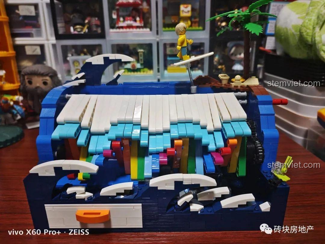 Thành phẩm hoàn thiện của bộ lắp ráp Hộp Nhạc Mùa Hè Đuổi Sóng KAZI KY10009, một món quà tuyệt vời cho bé gái.