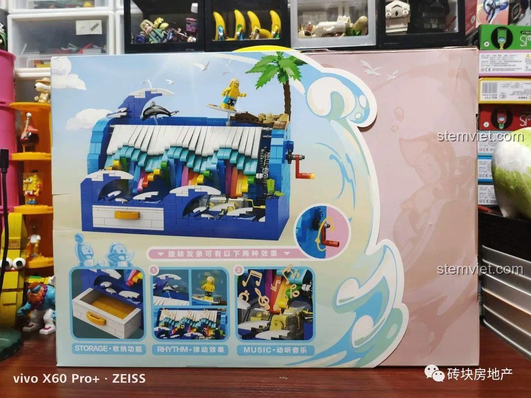 Mặt sau vỏ hộp đồ chơi sáng tạo KAZI KY10009 mô tả các chức năng như ngăn kéo, chuyển động và hộp nhạc.