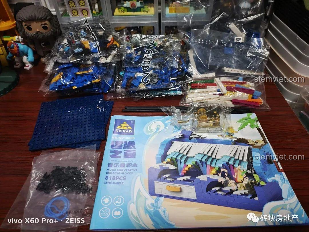 Toàn bộ chi tiết của bộ xếp hình Mô Mùa hè đuổi sóng cho trẻ từ 6 tuổi, bao gồm sách hướng dẫn và các túi gạch.