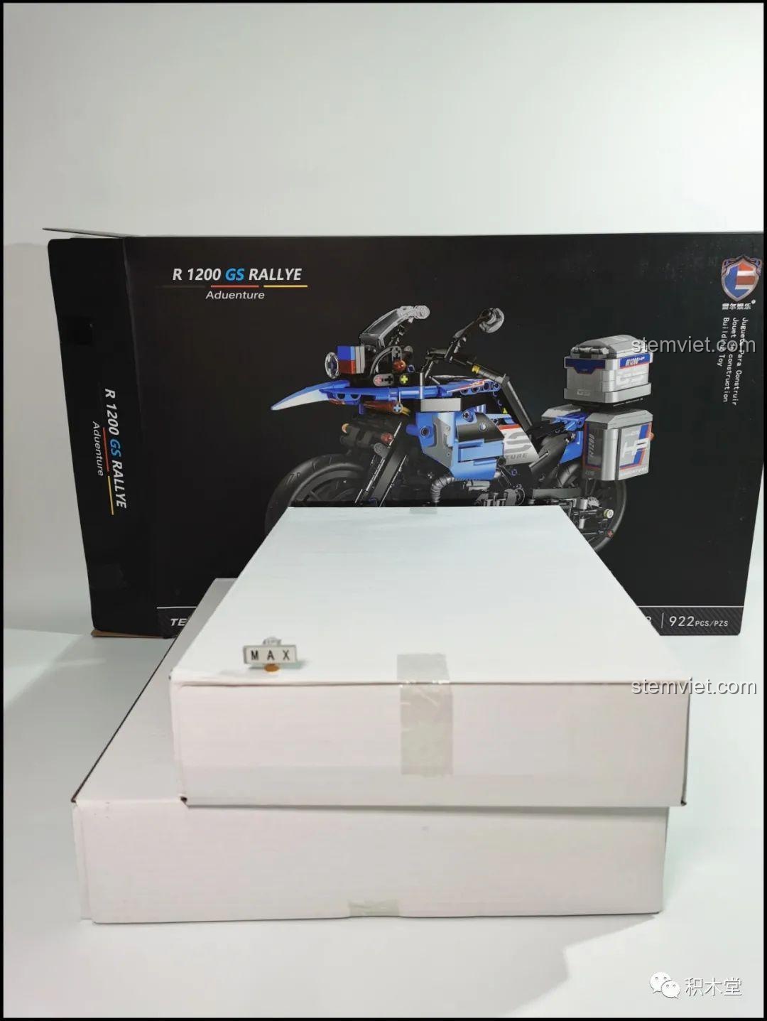 Hai hộp nhỏ màu trắng bên trong hộp lớn của bộ lắp ráp Leier 50008 Mô tô BMW R1200GS Rallye, thể hiện sự đóng gói cẩn thận.