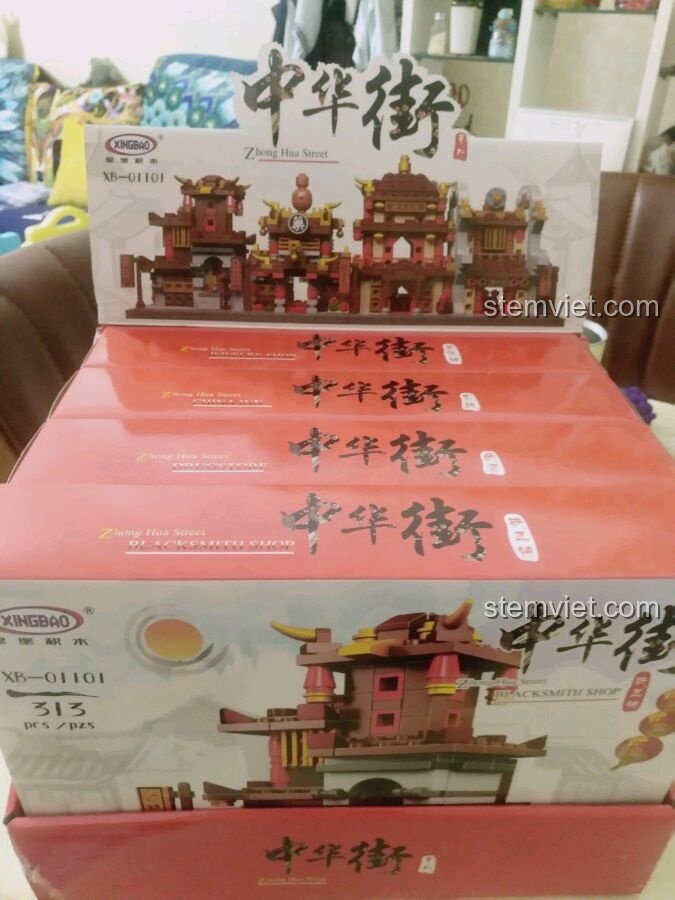 Hộp nhỏ của mô hình Tiệm Rèn Cổ, một phần của bộ lắp ráp XB01101 tiết kiệm.