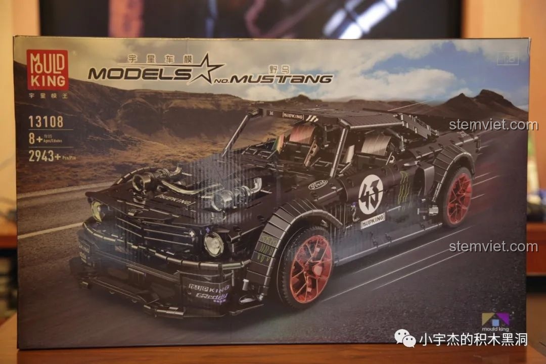 Hộp sản phẩm bộ lắp ráp Mould King 13108 Ford Mustang Hoonicorn V2, thể hiện hình ảnh quái thú drift cực ngầu.