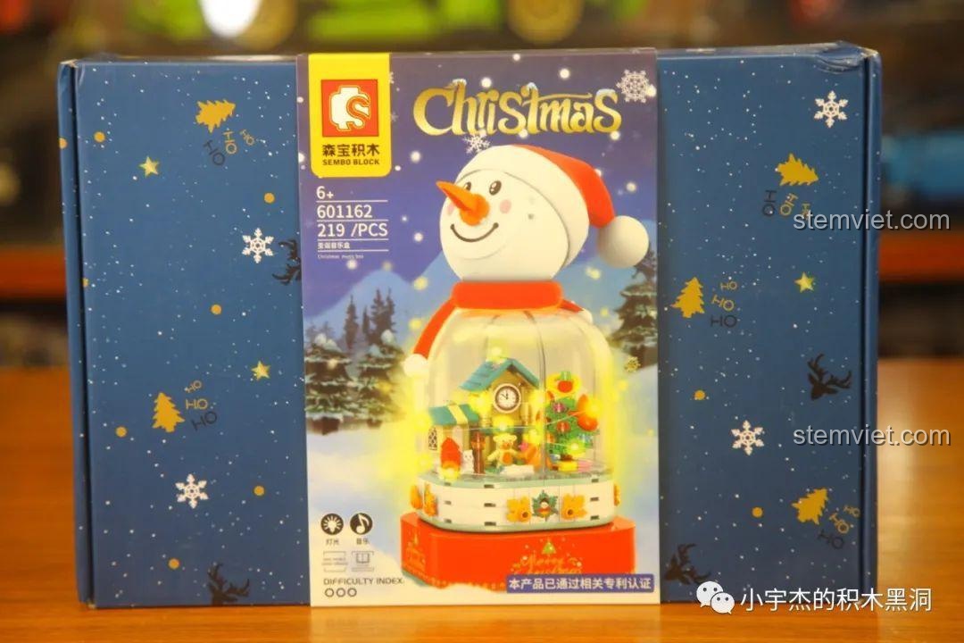 Hộp sản phẩm bộ lắp ráp Sembo 601162 Hộp Nhạc Giáng Sinh Người Tuyết với hình người tuyết và quả cầu tuyết phát sáng.