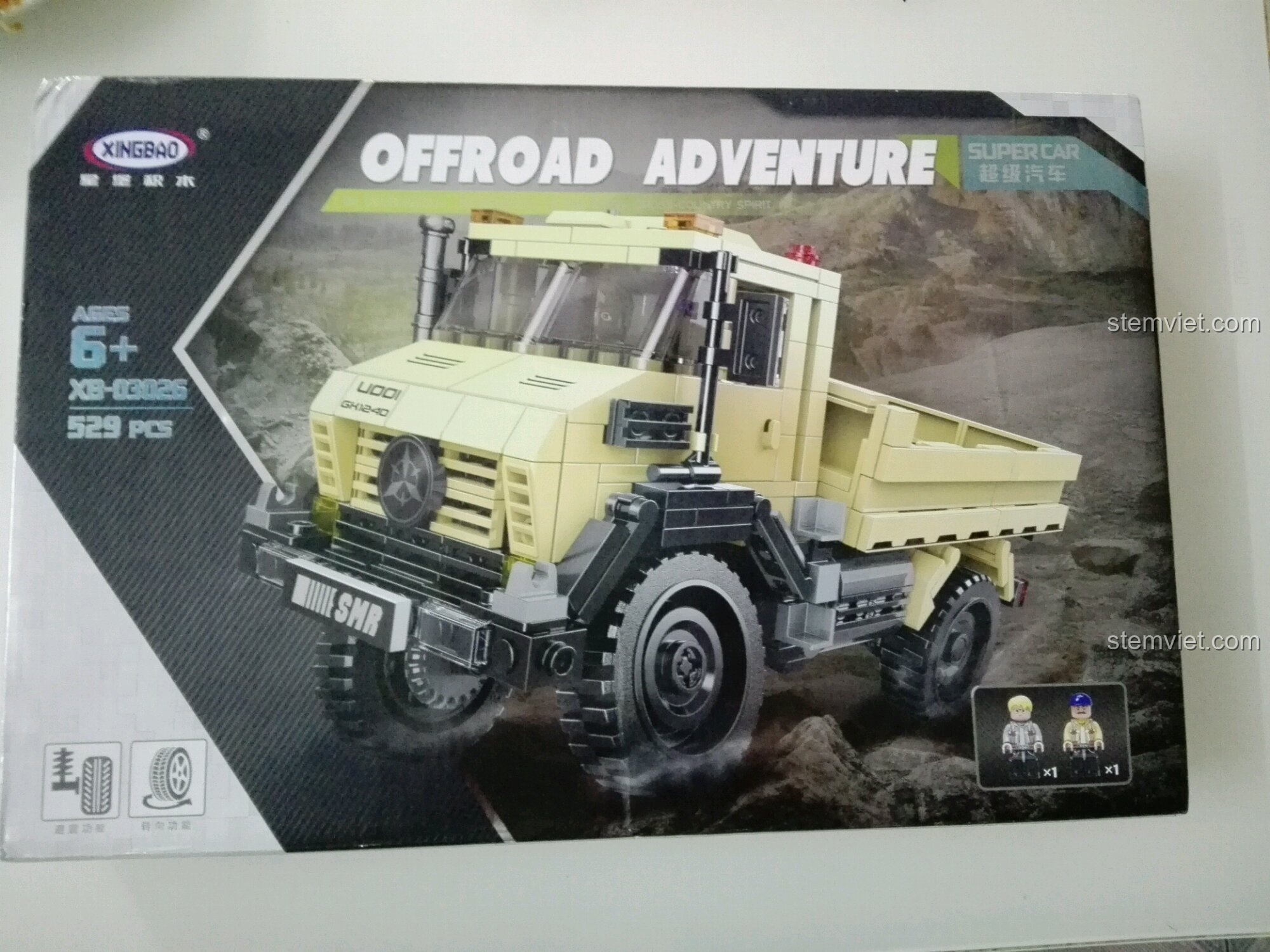 Hộp sản phẩm bộ lắp ráp Xe Tải Địa Hình Hạng Nặng Unimog Xingbao XB-03026 với hình ảnh xe hầm hố, mạnh mẽ.