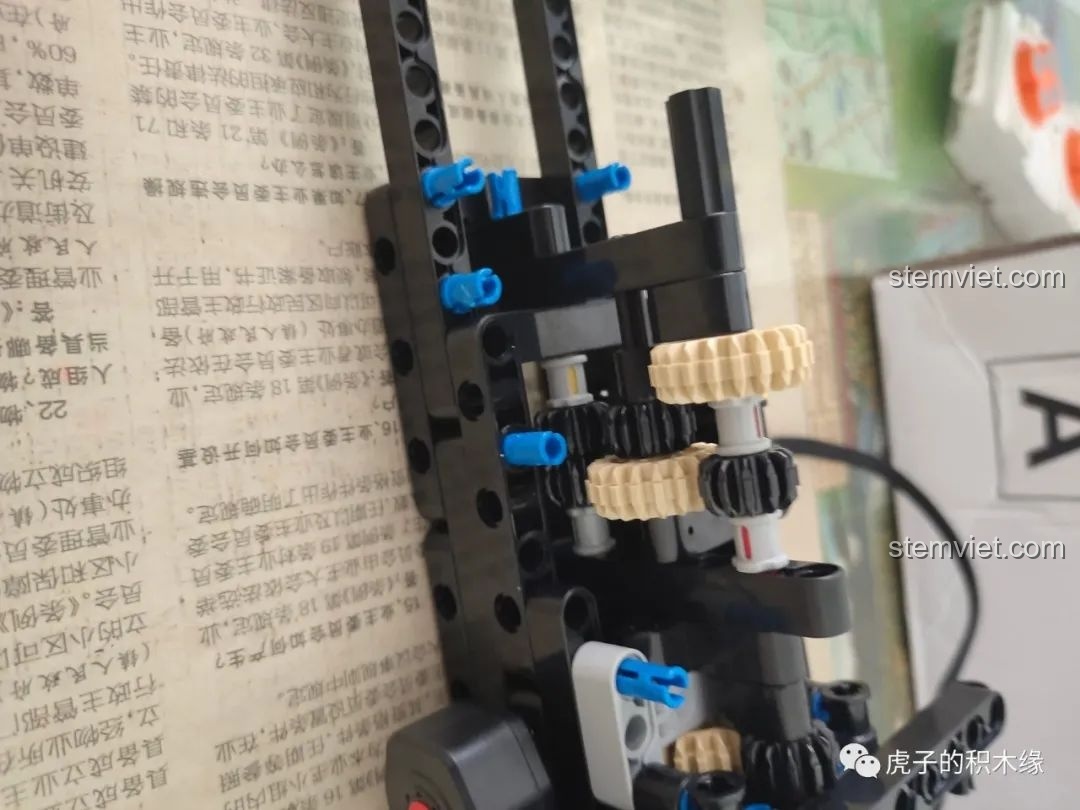 Cận cảnh cơ cấu hộp số 2 cấp của bộ lắp ráp Mould King 13108, một tính năng cơ khí phức tạp và thú vị.