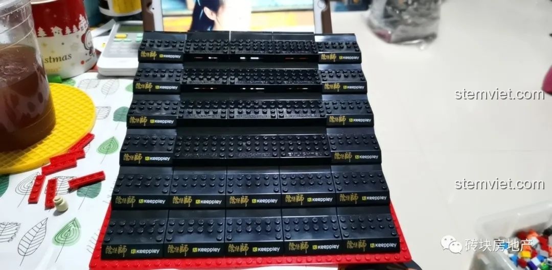 Hộp trưng bày minifigure 2 tầng đã điều chỉnh, phù hợp cho nhân vật có phụ kiện cao.