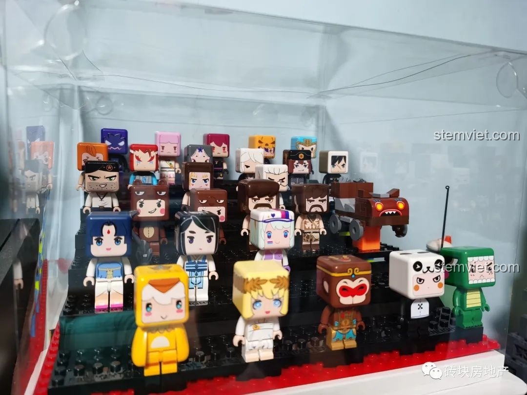 Hộp trưng bày minifigure hoàn chỉnh với hộp bánh kem trong suốt úp bên ngoài, chống bụi hiệu quả.