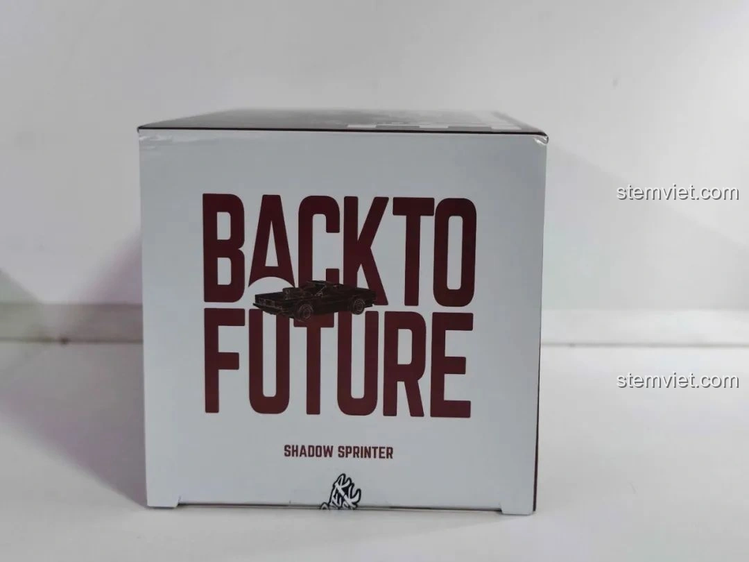 Hộp trưng bày màu trắng của Pinbo PB8801 Shadow Sprinter, với logo