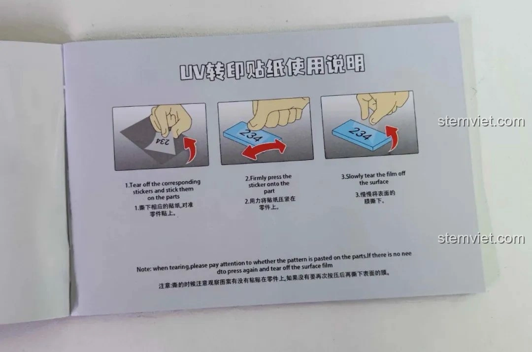 Trang hướng dẫn sử dụng sticker UV của Pinbo PB8801, minh họa các bước dán và bóc lớp bảo vệ.