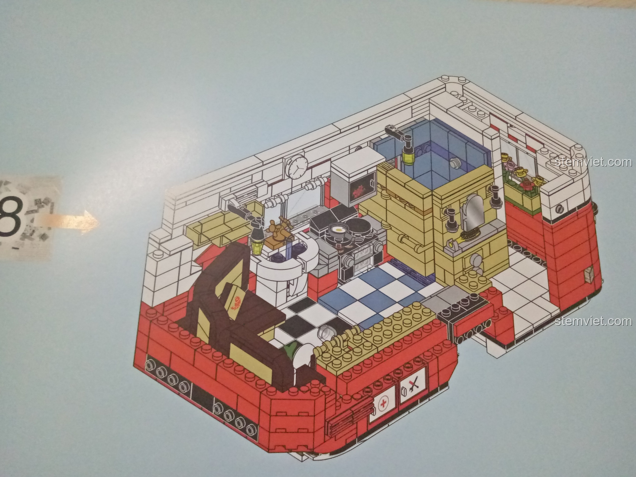 Hướng dẫn lắp ráp các chi tiết nội thất cuối cùng của nhà xe moóc như toilet, sofa, bàn ăn.