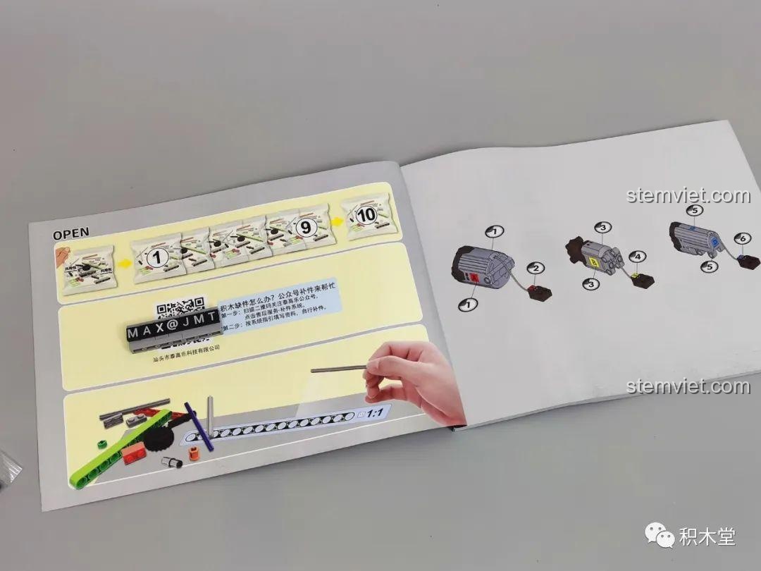 Hướng dẫn kết nối động cơ và pin trong sách của bộ lắp ghép Xe Trộn Bê Tông Tycole T4005, rất rõ ràng.