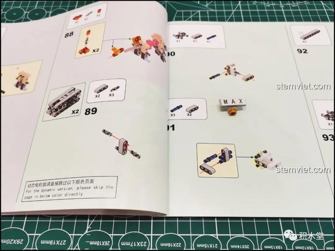 Trang hướng dẫn lắp đặt động cơ trong sách của bộ Happy Build YC-QC004, minh họa rõ ràng các bước để xe có thể điều khiển từ xa.