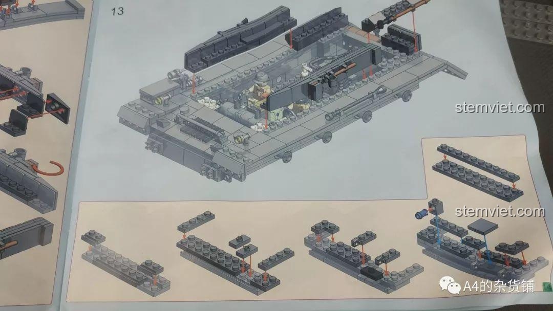 Hướng dẫn lắp ráp chi tiết phần thân và nội thất của bộ lắp ráp Xe tăng Đức Panzer IV cho bé trai 6 tuổi.