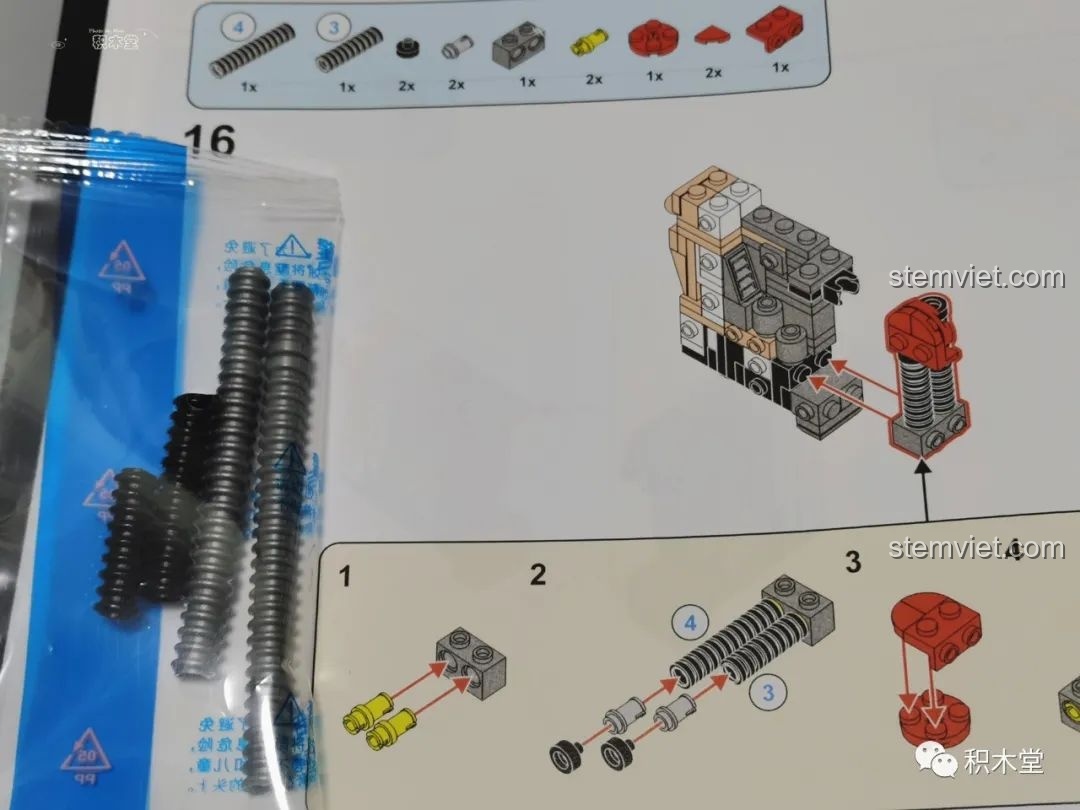 Hướng dẫn lắp ráp các chi tiết ống mềm vào phần thân cơ khí của Astro Boy.