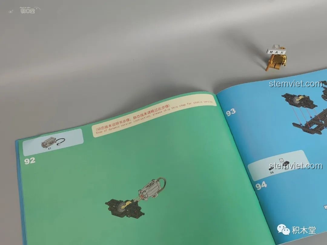 Hướng dẫn lắp ráp bản động (màu xanh lá) và bản tĩnh (màu xanh dương) trong cùng một cuốn sách của Wanzhi 9803.