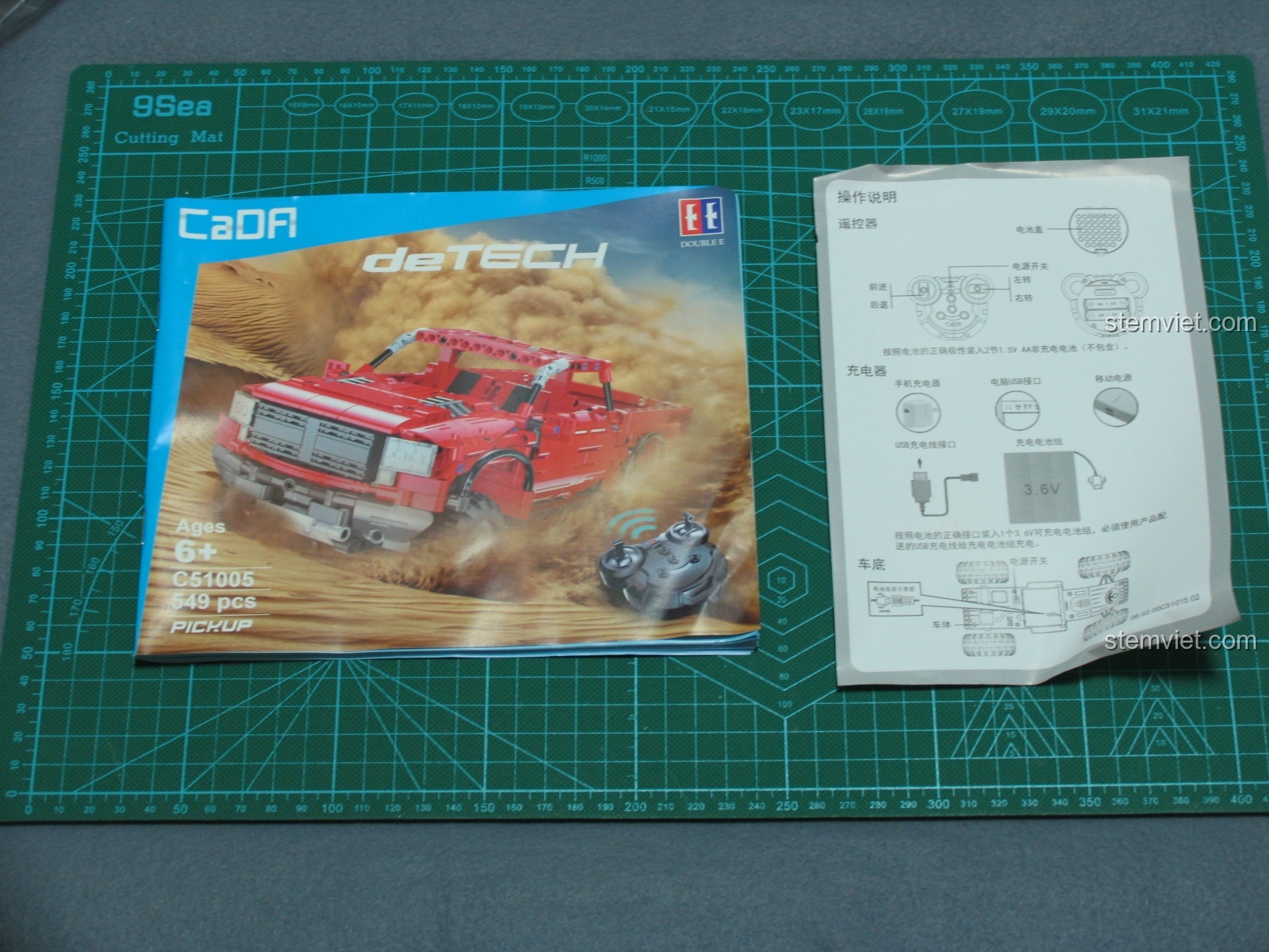 Sách hướng dẫn lắp ráp chi tiết của bộ CaDA C51005 Xe Bán Tải Đỏ và hướng dẫn sử dụng bộ điều khiển từ xa đi kèm.