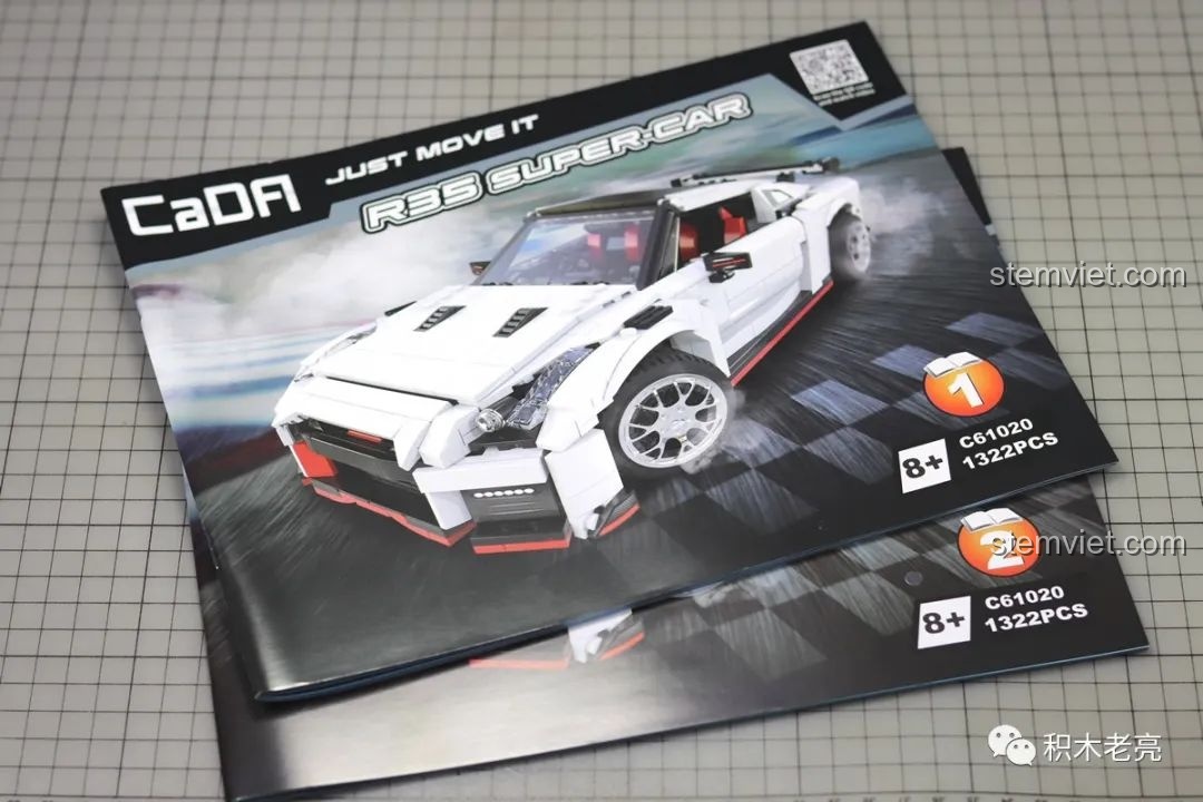 Hai cuốn sách hướng dẫn lắp ráp của bộ Double Eagle 61020 Nissan GTR R35, mỗi cuốn có số hiệu riêng.