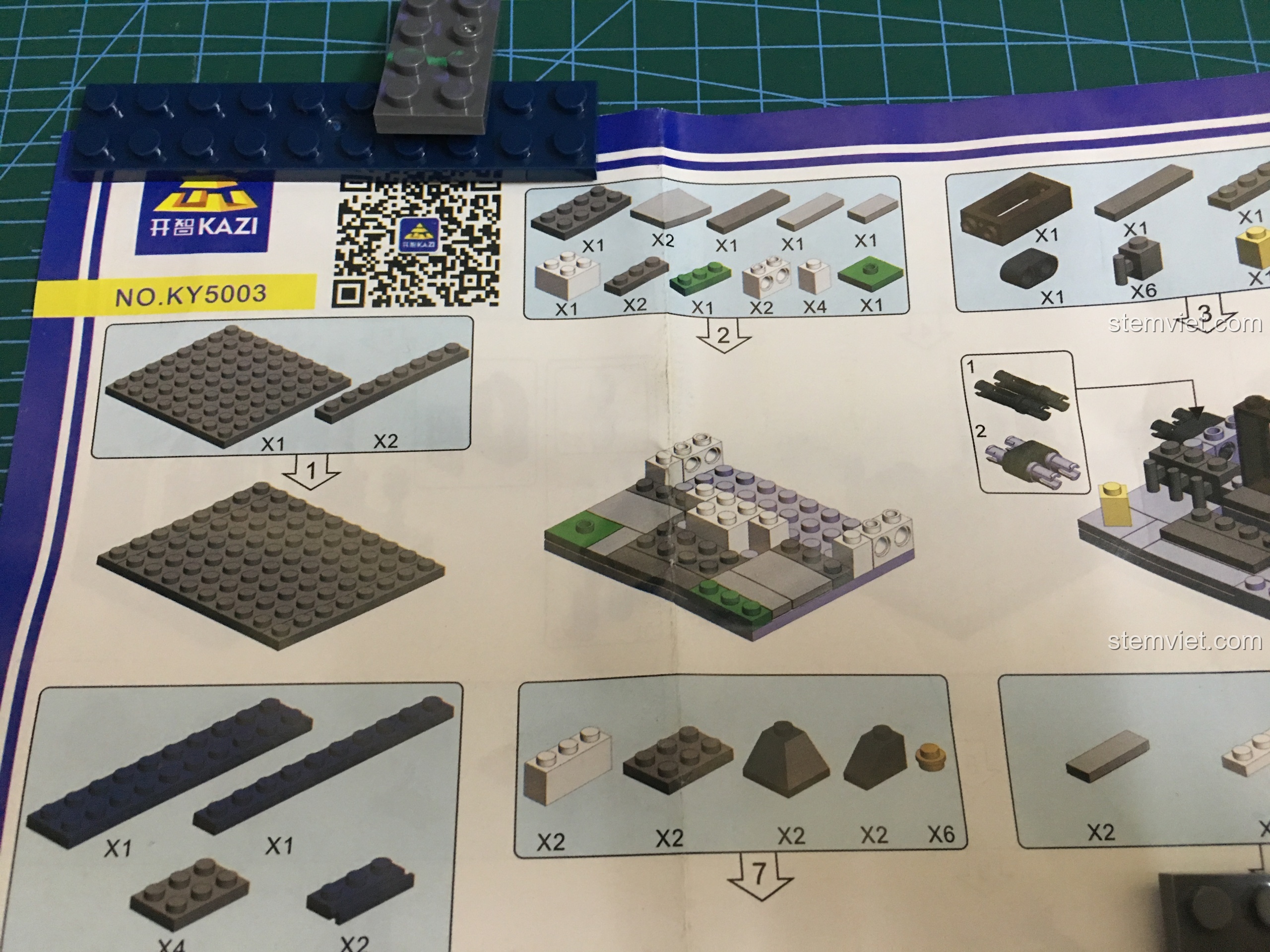 Sách hướng dẫn lắp ráp của bộ KAZI 5003, được in trên một tờ giấy gấp với các bước khá chi tiết.