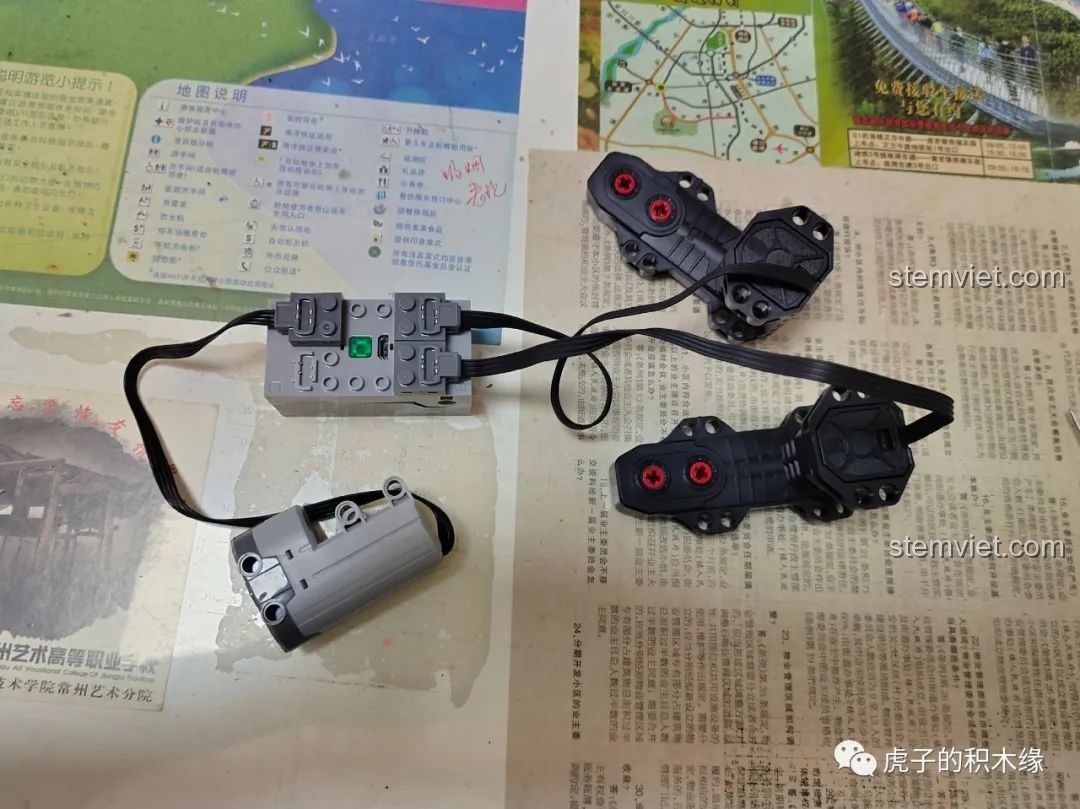 Kiểm tra hoạt động của các động cơ và servo của bộ Mould King 13108 trước khi tiến hành lắp ráp vào khung xe.