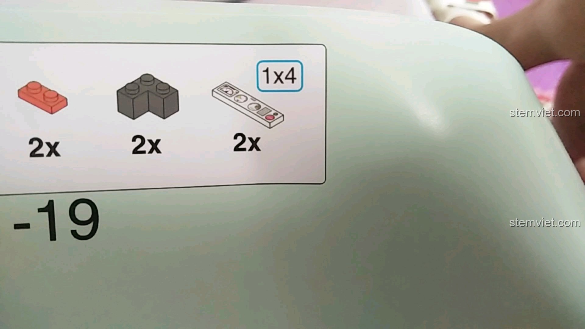 Cận cảnh sách hướng dẫn lắp ráp của bộ Xingbao 03027, cho thấy các chi tiết cần thiết cho bước lắp số 19.