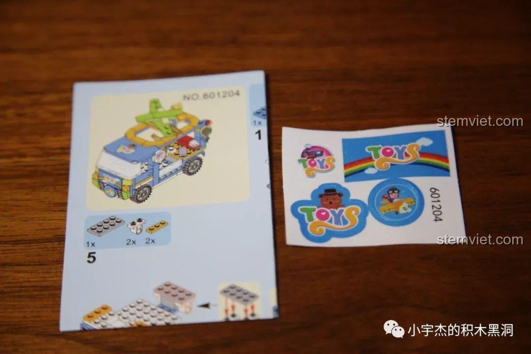 Sách hướng dẫn lắp ráp và miếng dán sticker đi kèm của bộ Xe bán đồ chơi Sembo 601204.