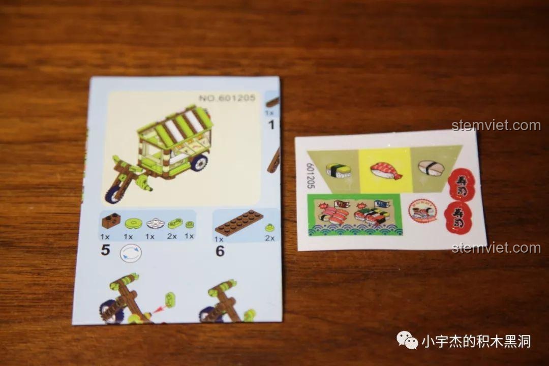 Sách hướng dẫn lắp ráp và miếng dán sticker đi kèm của bộ Xe bán sushi Sembo 601205.