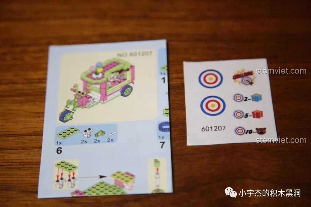 Sách hướng dẫn lắp ráp và miếng dán sticker đi kèm của bộ Xe trò chơi bắn súng Sembo 601207.