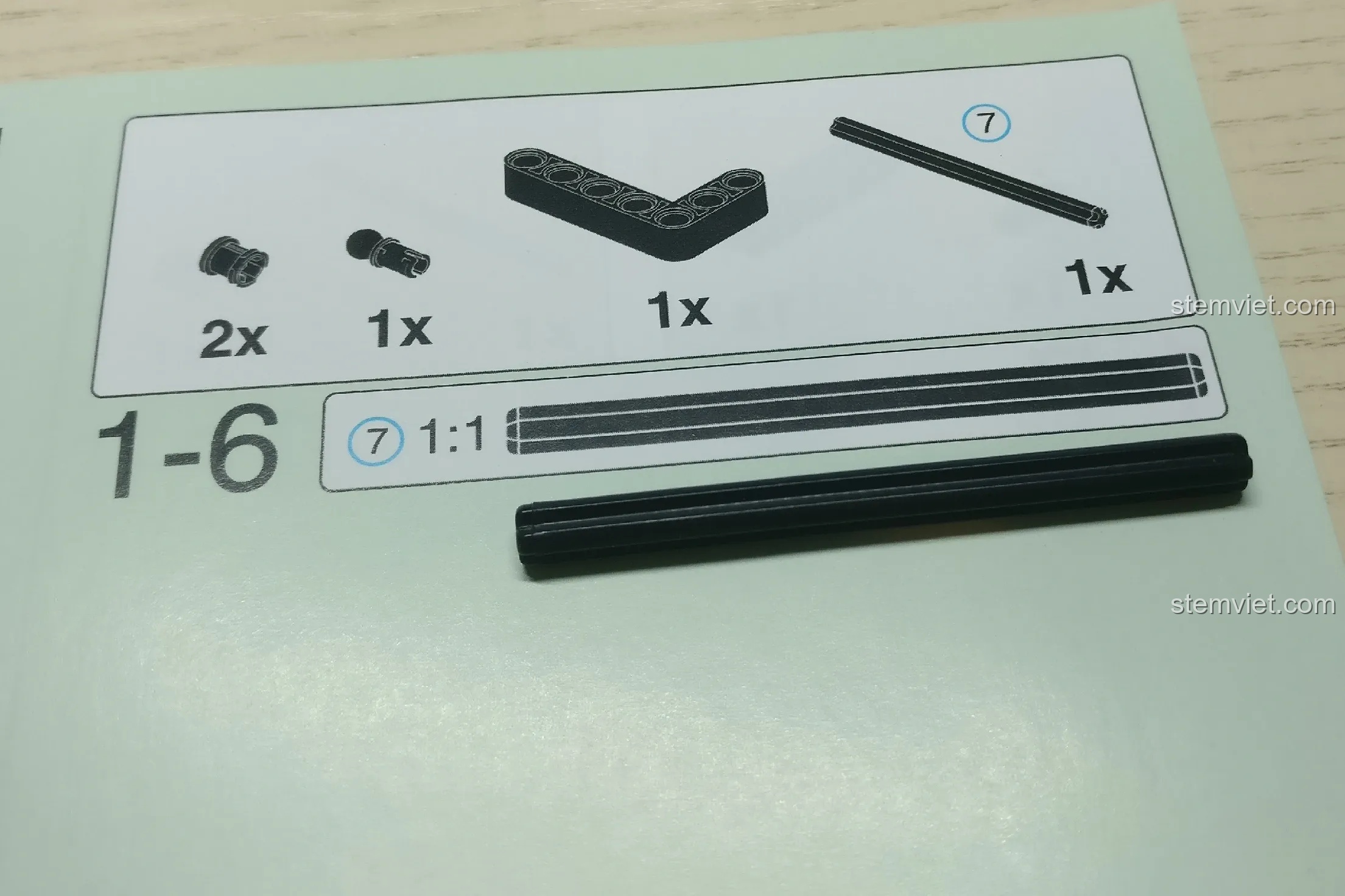 Trang hướng dẫn trong sách của bộ lắp ráp Xe vượt địa hình 3024 với hình ảnh chi tiết trục theo tỷ lệ 1:1 để dễ so sánh.