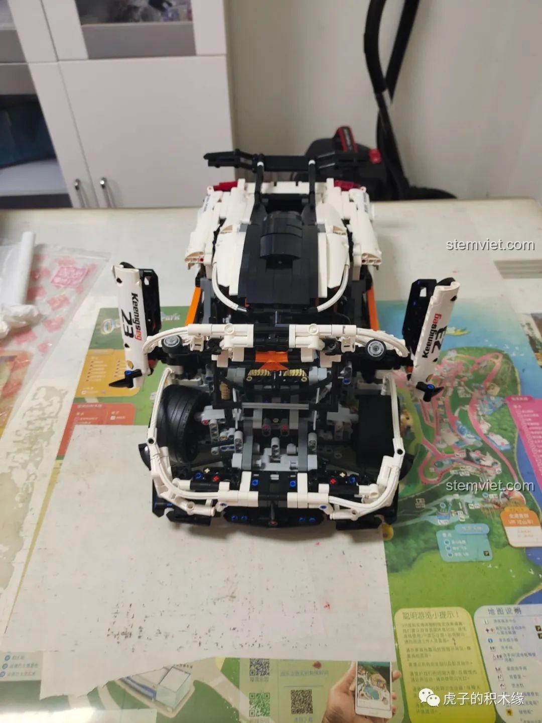 Toàn cảnh mô hình Hypercar Koenigsegg One:1 13120S với cửa đang mở.