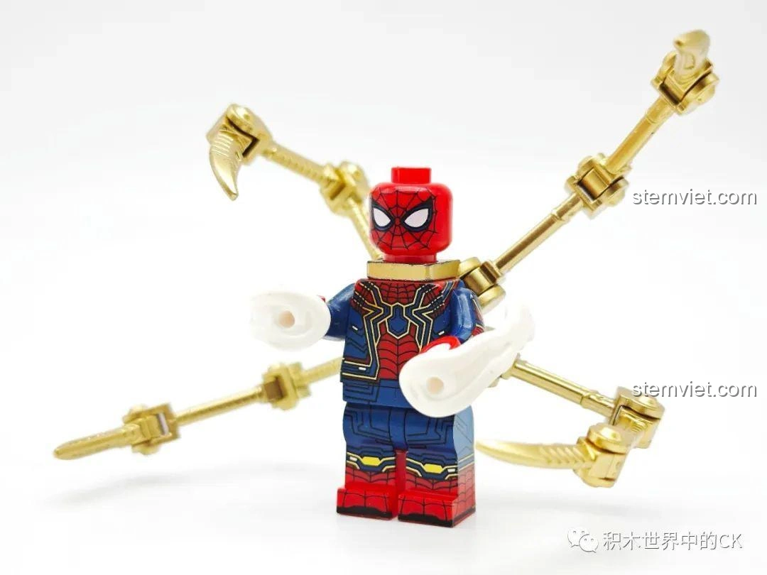 Iron Spider-Man minifigure KORUIT KT1069 với 4 cánh tay nhện vàng được lắp vào, sẵn sàng chiến đấu.