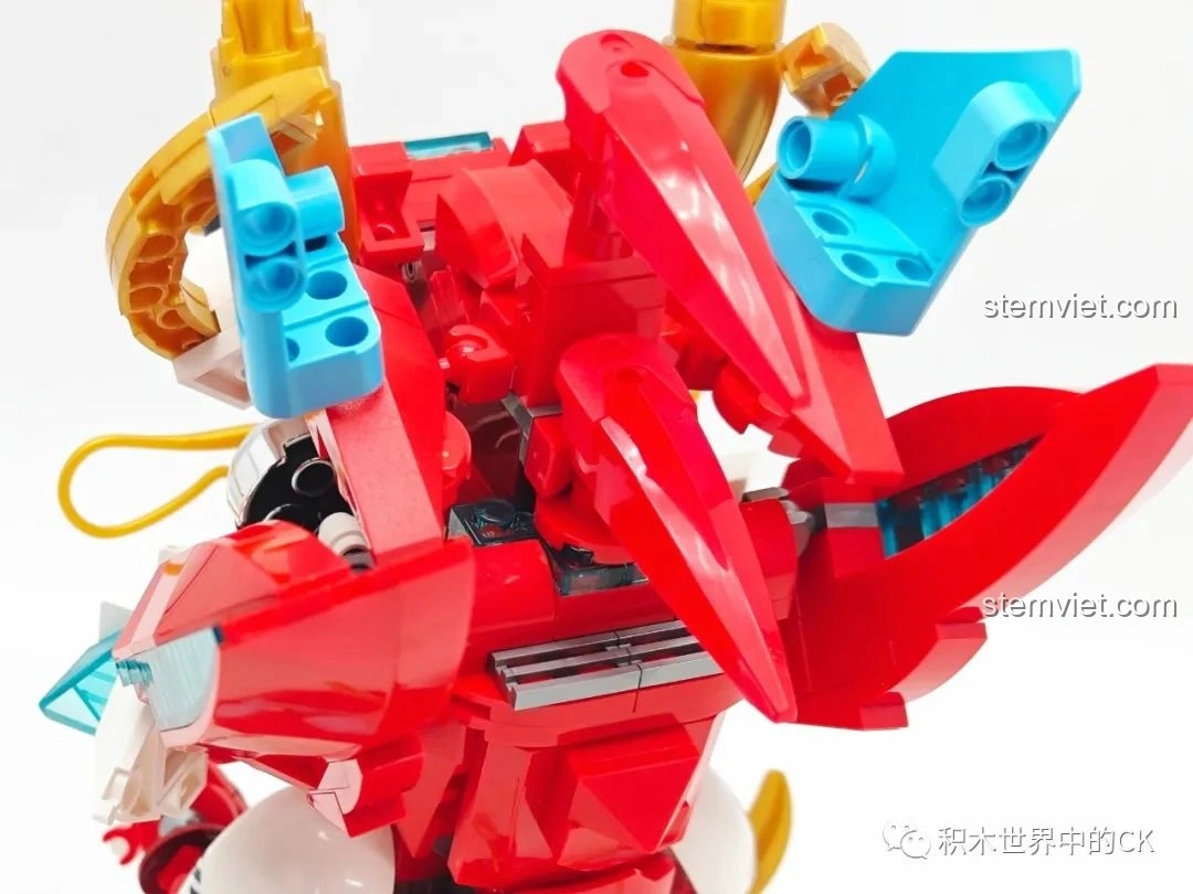 Hộp quà màu vàng của Bộ sưu tập Linh vật Sơn Hải Kinh JAKI JK20236, với các họa tiết truyền thống.