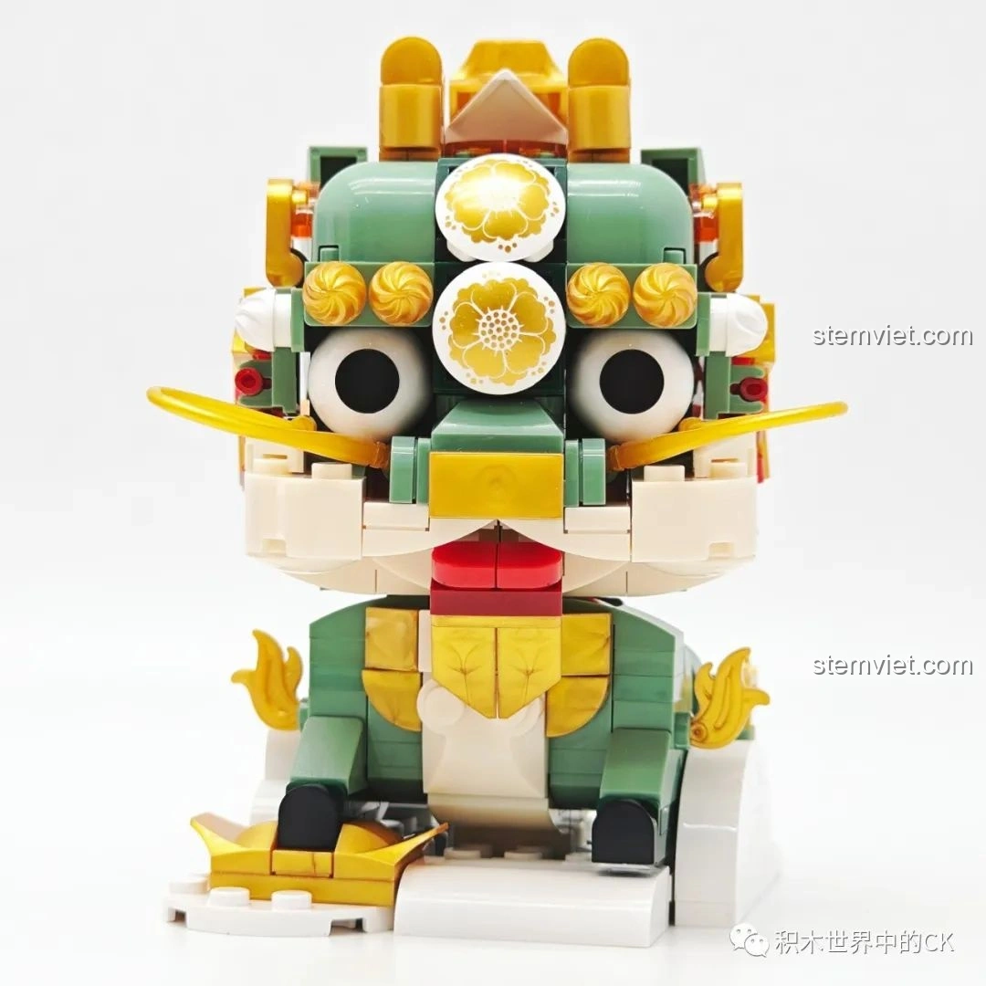 Mô hình Lucky Dragon (Rồng May Mắn) đã hoàn thiện, nhìn từ góc nghiêng.