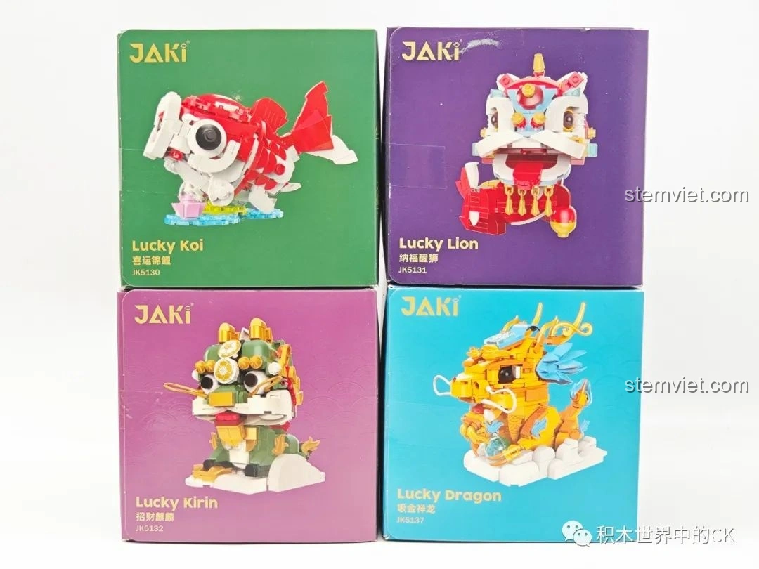 Mô hình Lucky Koi (Cá Chép May Mắn) đã hoàn thiện, nhìn từ góc nghiêng.