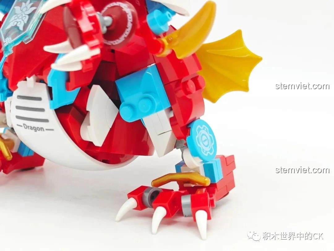 Cận cảnh phần bụng dưới của mô hình Rồng Cơ Giáp Xích Diễm JAKI JK5138, nhìn từ dưới lên.
