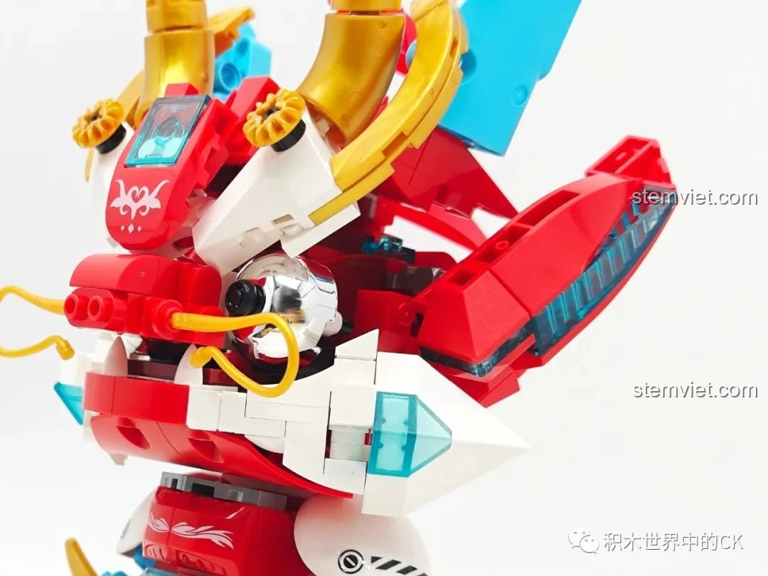 Cận cảnh phần bụng của mô hình Rồng Cơ Giáp Xích Diễm JAKI JK5138, với thiết kế bo tròn và chi tiết giáp.