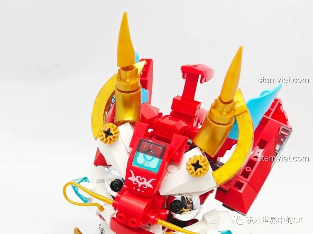 Cận cảnh phần cổ và vai của mô hình Rồng Cơ Giáp Xích Diễm JAKI JK5138, với các mảnh giáp trong suốt.