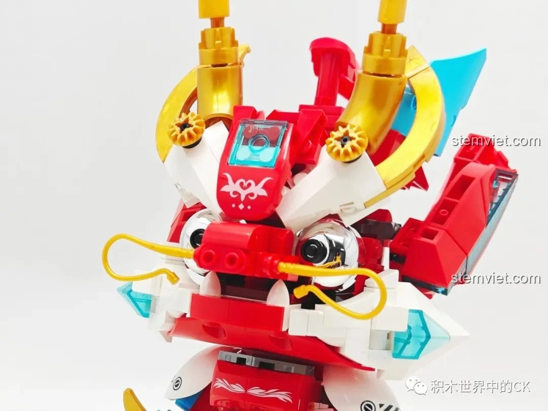 Cận cảnh phần đầu của mô hình Rồng Cơ Giáp Xích Diễm JAKI JK5138 nhìn từ trên xuống.
