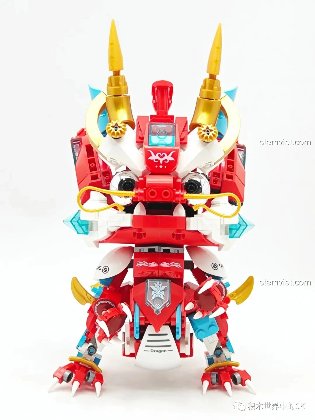 Cận cảnh phần đầu của mô hình Rồng Cơ Giáp Xích Diễm JAKI JK5138, với đôi mắt, sừng và râu rồng.