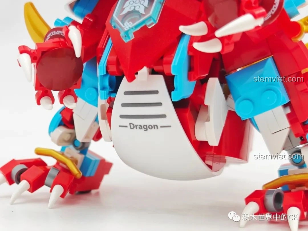 Cận cảnh phần đuôi và cánh nhỏ của mô hình Rồng Cơ Giáp Xích Diễm JAKI JK5138.