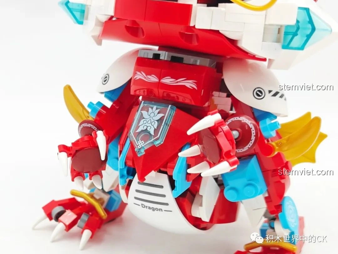 Cận cảnh phần hông và chân của mô hình Rồng Cơ Giáp Xích Diễm JAKI JK5138, với khớp nối và vây vàng.